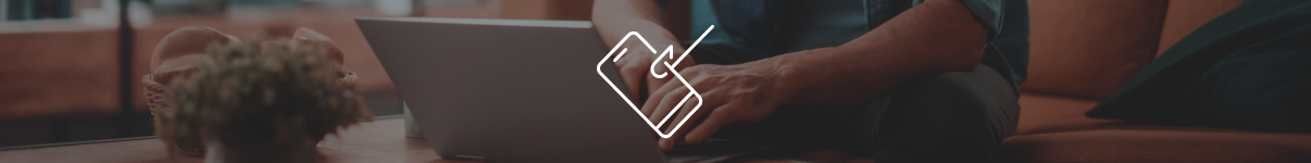 Image d'un homme sur un ordinateur