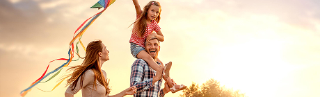 Image d'une famille avec une enfant