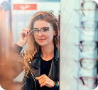 Image d'une jeune femme essayant des lunettes