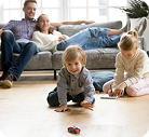 Image de parents avec leurs deux jeunes enfants