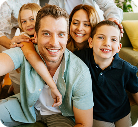 Image de parents avec leurs deux jeunes enfants