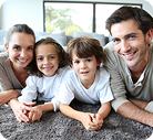 Image de parents avec leurs deux jeunes enfants
