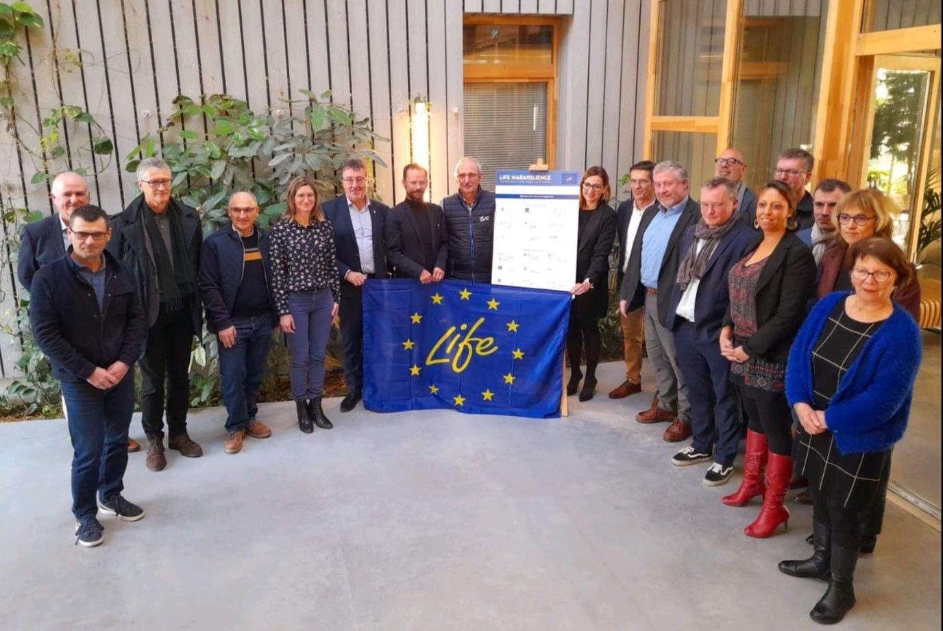 Photo des représentants des parties prenantes au projet Life Maraisilience